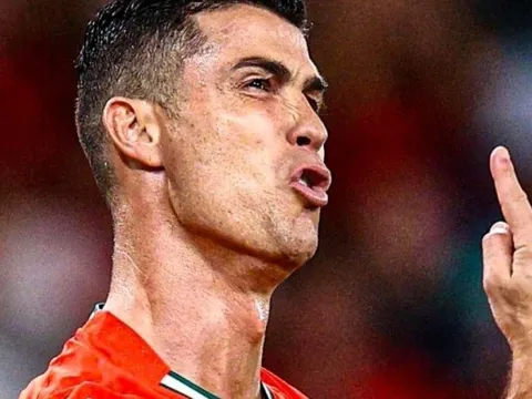 Cú đá khiến Ronaldo chết lặng