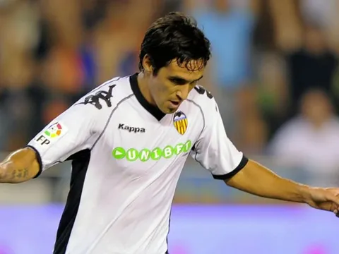 Biểu tượng Valencia lạc trong địa ngục sau giải nghệ