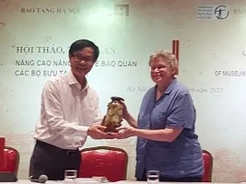 Chuyên gia bảo tàng Hoa Kỳ hướng dẫn bảo quản bộ sưu tập ảnh