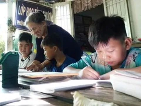 Cô giáo hơn 30 năm miệt mài xóa mù chữ cho trẻ em nghèo