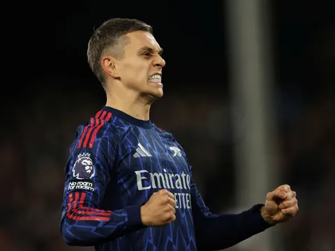 Bài phạt góc đưa Arsenal trở lại ngôi đầu Premier League