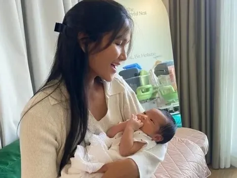 Hoa hậu H'Hen Niê hạnh phúc bên con gái nhỏ ngày đầy tháng