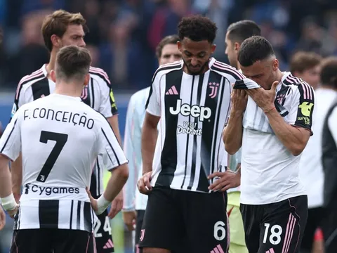 Juventus soi mình trong gương của Man United