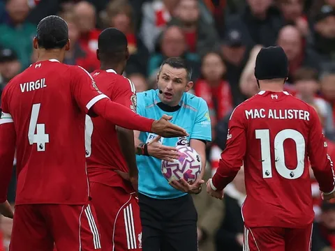 CĐV Liverpool phẫn nộ với trọng tài
