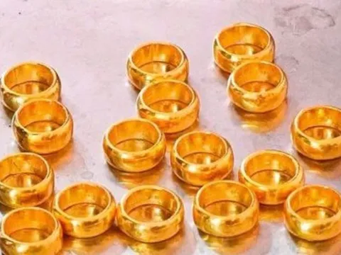 Bắt giữ đối tượng mang 16 chiếc nhẫn vàng nhập cảnh vào Việt Nam