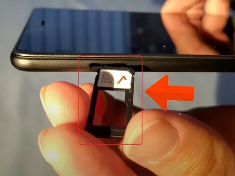 Lắp SIM vào điện thoại mới, người phụ nữ bất ngờ nhận được hàng loạt tin nhắn trừ tiền từ ngân hàng, hơn 200 triệu trong tài khoản bị rút sạch