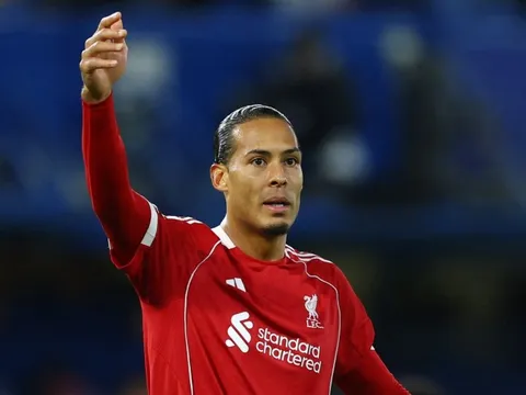 Van Dijk gây tranh cãi ở trận thua MU