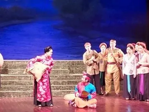 Vắng bóng hiện thực sống động trên sàn diễn
