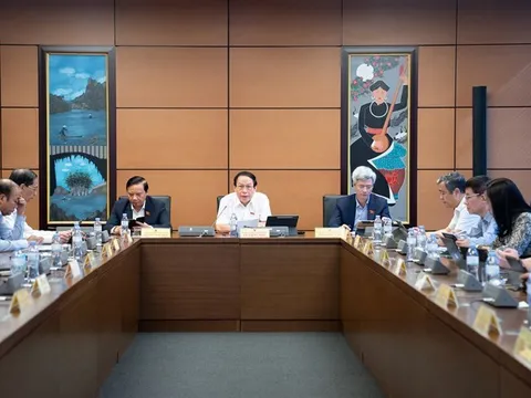 Mở rộng quyền viên chức tham gia hoạt động ngoài công lập: Tiến bộ, nhưng cần kiểm soát