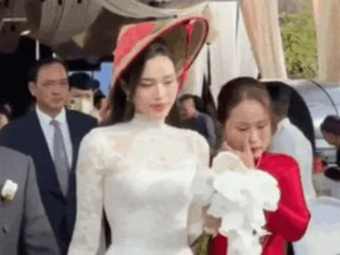 Nghẹn ngào khoảnh khắc mẹ Đỗ Thị Hà bật khóc nức nở khi đưa con lên xe về nhà chồng