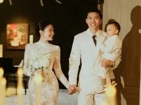 Gia đình Văn Hậu rạng ngời chụp ảnh kỷ niệm hai năm ngày cưới