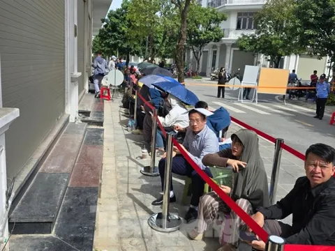 Xếp hàng nộp hồ sơ mua NOXH ngoại thành Hà Nội từ 2 giờ sáng