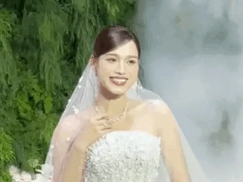 Đỗ Thị Hà mặc váy cưới cúp ngực sau khi về nhà chồng, visual 'phát sáng' tràn cả khung hình