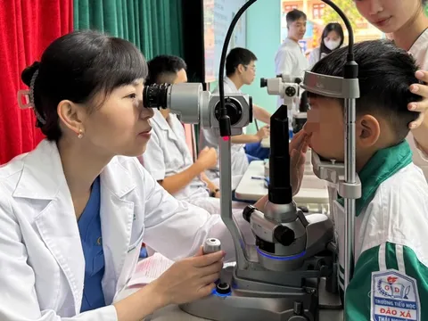 Bé trai lớp 5 cận 10 độ nhưng không hay biết 0
