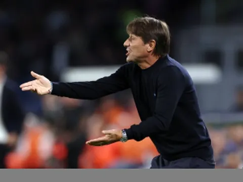 Conte xô xát với Lautaro Martinez