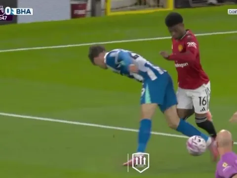 CĐV MU phẫn nộ với VAR