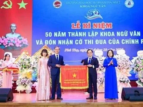 Khoa Ngữ văn Trường ĐHSP Hà Nội 2 đón nhận Cờ thi đua của Chính phủ