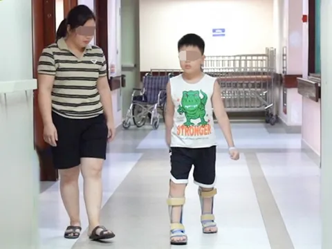Bé trai bại não có thể tự bước đi sau ca phẫu thuật chưa từng có ở Việt Nam 1