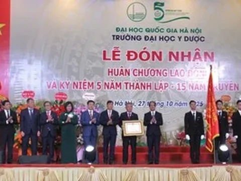 Trường Đại học Y Dược - ĐHQG Hà Nội đón nhận Huân chương Lao động hạng Ba