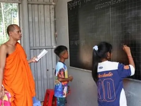 Những lớp học miễn phí tiếng Khmer dưới mái chùa