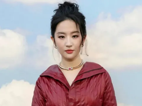 Lưu Diệc Phi bị 'soi' mặc váy chật lộ rõ lằn eo, nhan sắc khác lạ qua cam thường gây xôn xao