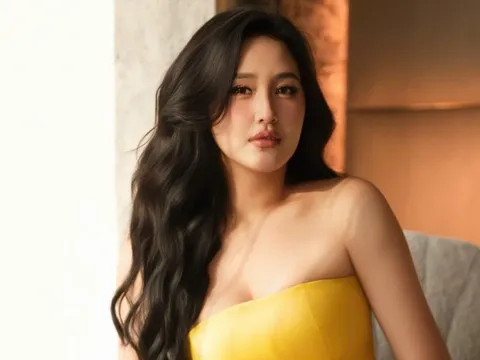 'Dậy sóng' về dòng trạng thái của Mai Phương Thúy vào nửa đêm