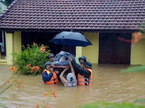 TP Huế khẩn trương sơ tán bệnh nhân, người già ra khỏi vùng ngập sâu