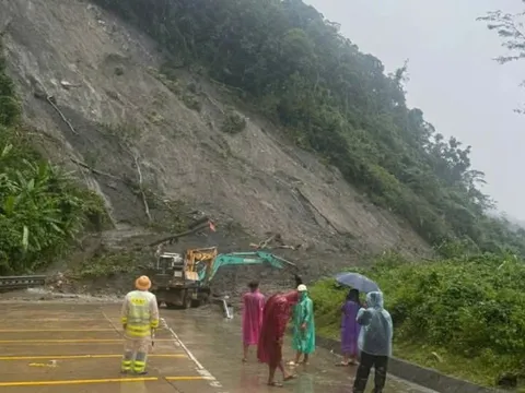 Phương án di chuyển khi quốc lộ, cao tốc qua miền Trung tắc nghẽn do mưa lũ
