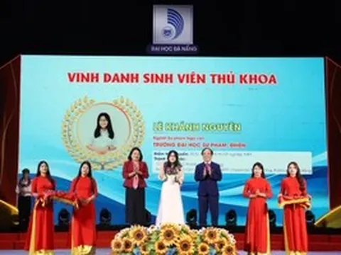 Đại học Đà Nẵng: Vinh danh Thủ khoa, tỏa thơm hoa học tốt