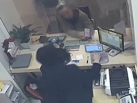 Người đàn ông yêu cầu chuyển hơn 1 tỷ vào tài khoản của chính mình: Nhân viên ngân hàng từ chối phục vụ và báo cảnh sát