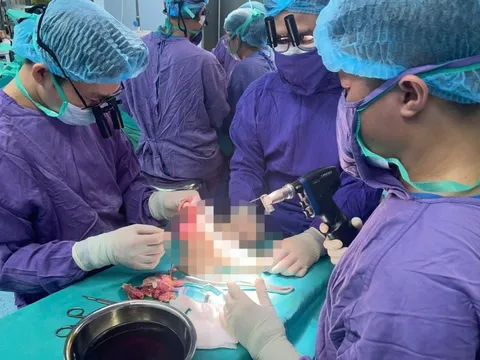 Nối lại chân đứt lìa cho nữ sinh 19 tuổi sau va chạm với mô tô phân khối lớn 0