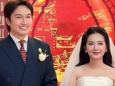 Đình Tú - Ngọc Huyền tổ chức lễ vu quy sáng nay, cô dâu diện váy cúp ngực khoe vẻ đẹp quyến rũ