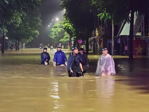 Mưa lũ gây thiệt hại nặng từ Huế đến Quảng Ngãi