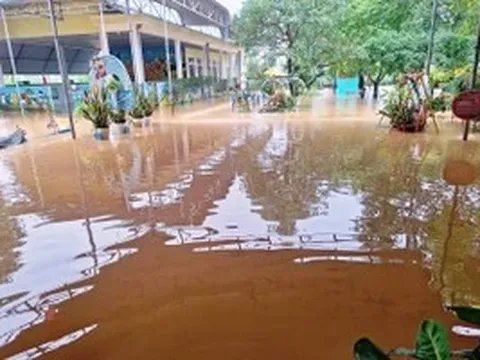 Hàng trăm trường học tại TP Huế ngập trong nước lũ