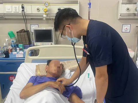 Đột quỵ khi đang ngồi uống bia 0