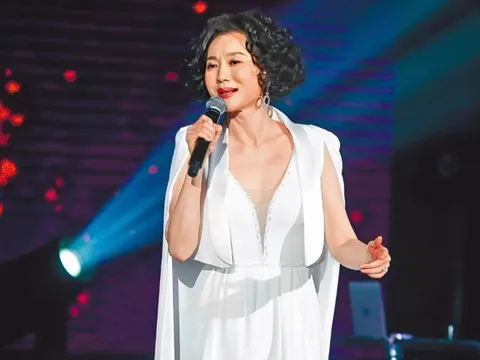 Bàng hoàng nữ ca sĩ qua đời 13 ngày trước, nay mới công bố khiến khán giả tiếc thương