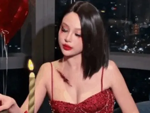 Huyền Baby diện váy hai dây khoe vòng 1 o ép đến 'ná thở', nhìn hội bạn thân đi cùng mà ai cũng mê!