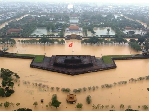 Miền Trung còn mưa lớn phức tạp: Thủ tướng chỉ đạo tiếp tục triển khai đồng bộ giải pháp ứng phó, sớm ổn định đời sống Nhân dân