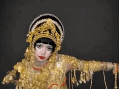 Hú hồn clip Lisa (BLACKPINK) hoá trang diêm dúa như tắc kè