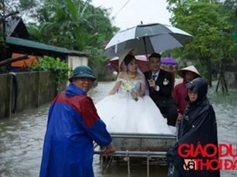 Lễ rước dâu bằng xe kéo trong mùa mưa bão ở Hà Tĩnh