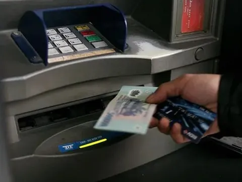 Ngày càng ít người rút tiền, chuyển khoản qua ATM