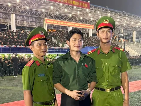 Hình ảnh của nhạc sĩ Nguyễn Văn Chung đang khiến mạng xã hội 'dậy sóng'