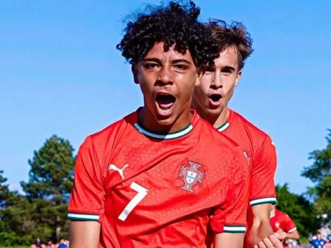 Con trai Ronaldo làm 'dậy sóng' mạng xã hội