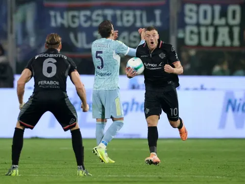 Vardy tiếp tục khuấy đảo Serie A