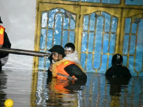 Căng mình giúp dân trong lũ lịch sử: Mệnh lệnh từ trái tim người lính