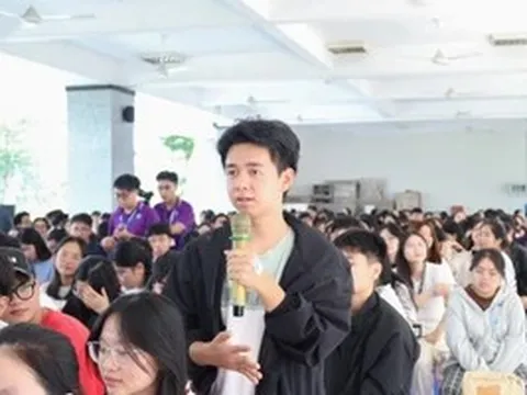 Sinh viên năm nhất học kỹ năng an toàn, vững vàng nhập học