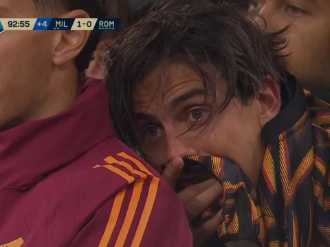 Dybala khóc sau cú đá penalty hỏng