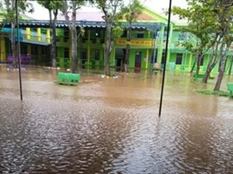 Gần 18.500 học sinh Hà Tĩnh nghỉ học do mưa lũ