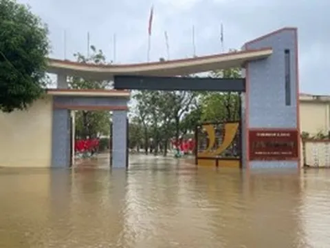 Cận cảnh trường học Hà Tĩnh sau nhiều ngày bị mưa lũ bao vây