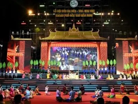 Rực rỡ sắc màu Lễ hội Oóc Om Bóc - Đua ghe Ngo TP Cần Thơ